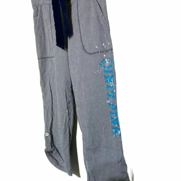 Pink VS XS blue seersucker drawstring capris - Picture 4 of 7